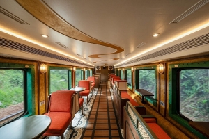 Bên trong tàu Hà Nội 5 Cửa Ô